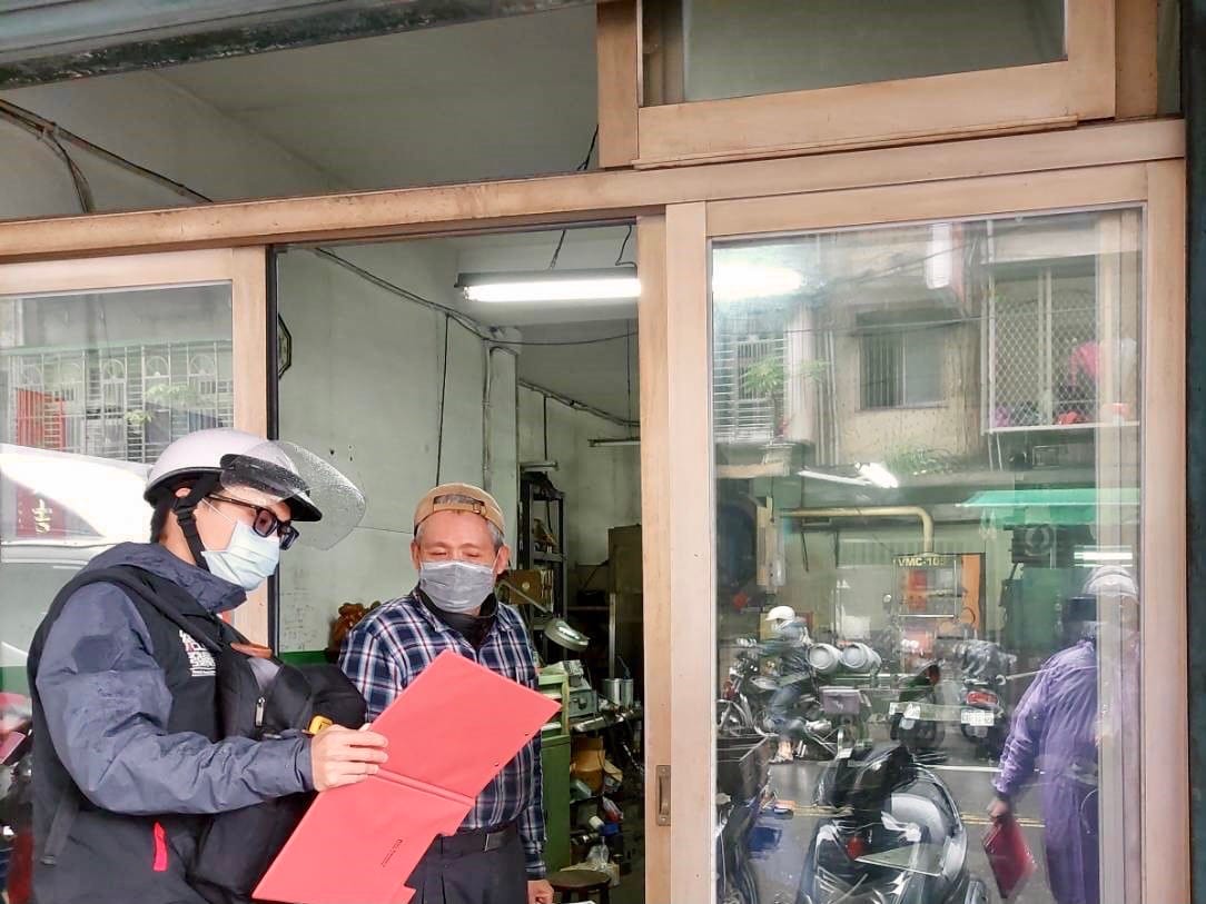新北經發局即日起派員至未登工廠密集地區，逐廠拜訪業者協助填寫申請書。 圖：新北市經發局提供