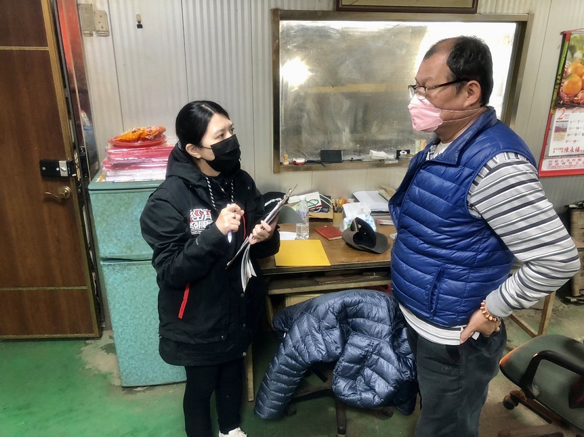 經發局親訪未登工廠密集區，逐廠說明納管作業，如業者有意願申請納管，亦可協助填寫申請書並當場收件。 圖：新北市經發局提供