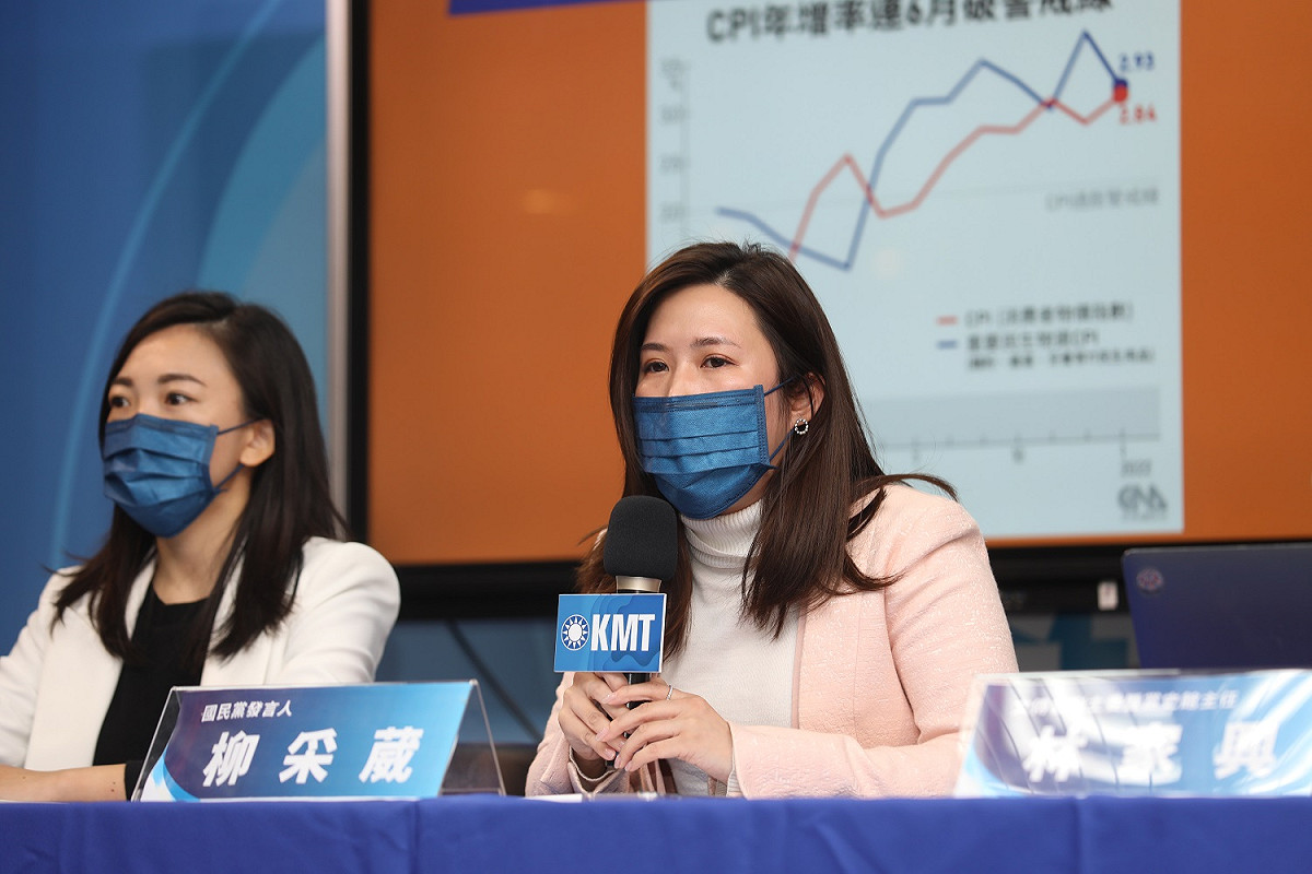 國民黨最近新設兩位年輕發言人前TVBS主播柳采葳、前高雄市副發言人白喬茵，而且兩人都將參與年底市議員選舉，今（23）日首次在國民黨中央同台亮相召開記者會。 圖：國民黨提供