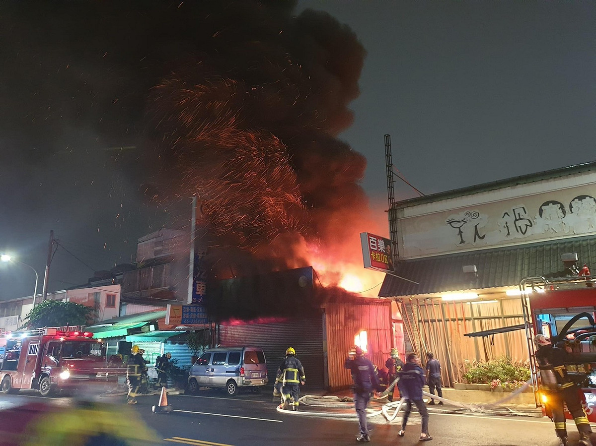 嘉義市民生南路一家汽車保養廠昨天晚間發生火警，火勢猛烈。 圖：嘉義市消防局/提供