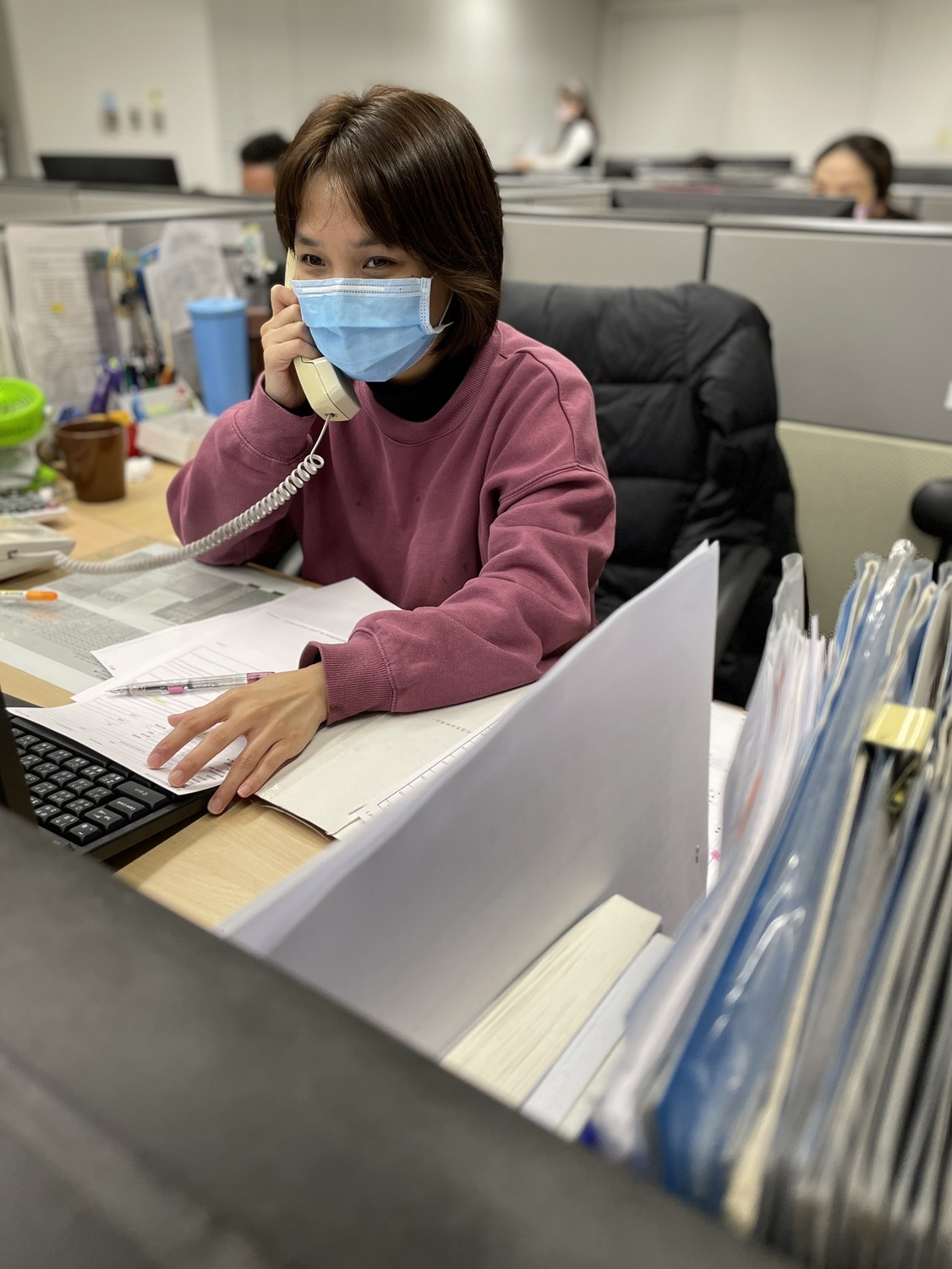 承辦的就業安全科陳姓同仁表示，當初致電林先生說明時，突如其來的好事讓他不可置信。 圖：新北市勞工局提供