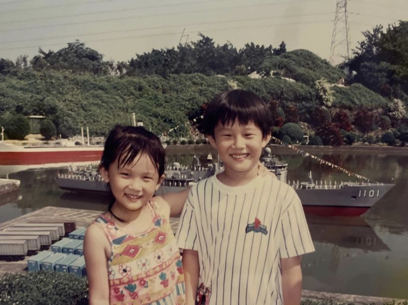 大兒子徐新洋和妹妹的童年舊照。 圖：翻攝自徐新洋Instagram