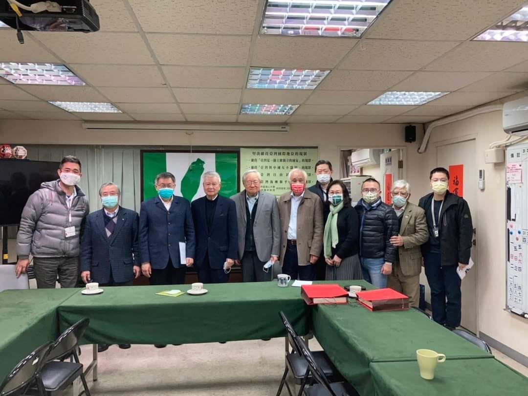柯文哲拜訪台灣國家聯盟辦公室，陳南天嘲諷對牆頭草過敏，所以沒有參與協商。（協商會後拍照） 圖：翻攝自陳重光（陳南天）臉書。