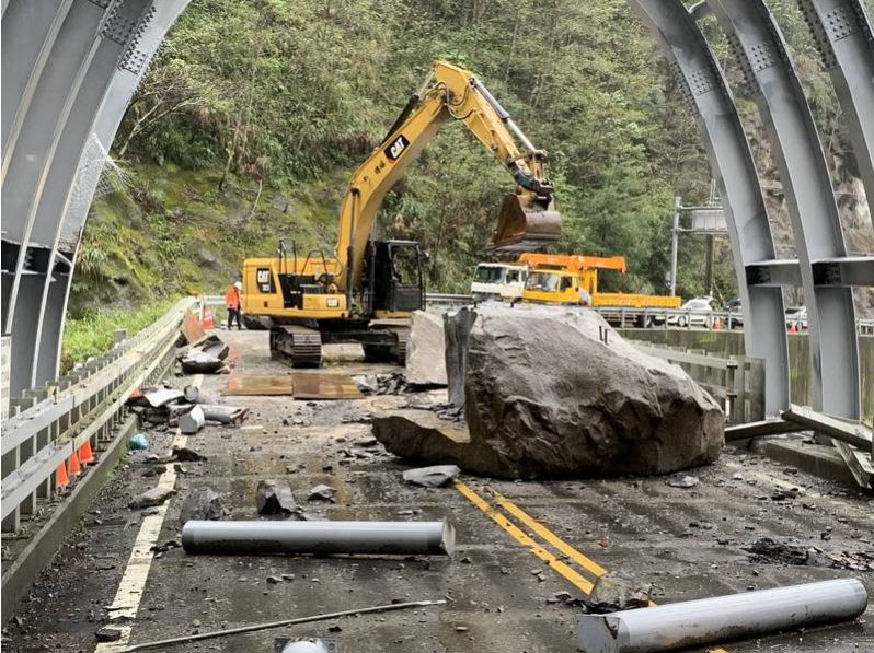 中橫便道17k＋200路段，，在 21 日清晨，遭兩顆巨石砸中。 圖：谷關工務段提供