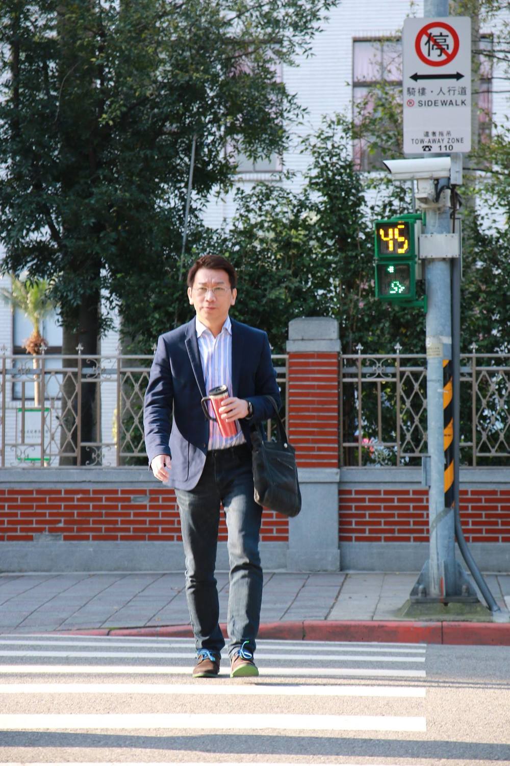 前立委徐永明因涉嫌索賄遭起訴7年重刑，他稱自己僅「幫忙借場地」、「做簡單的選民服務」，無奈遇上橫行立院的「政治金光黨」。 圖：翻攝徐永明臉書
