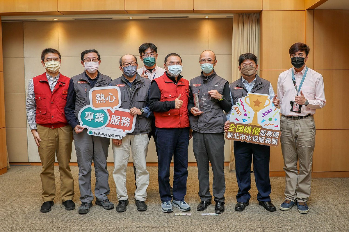 農委會110年度坡地金育獎績優水保服務團，前排左起農業局長李玟、前任團長陳志明、林衍竹、新北市長侯友宜、團長黎少明及前任團長謝孟良獻獎。 圖：新北市農業局提供