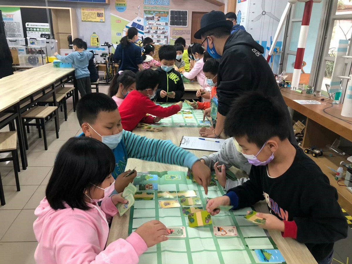 農業局自創水土保持卡牌桌遊校園宣導。 圖：新北市農業局提供