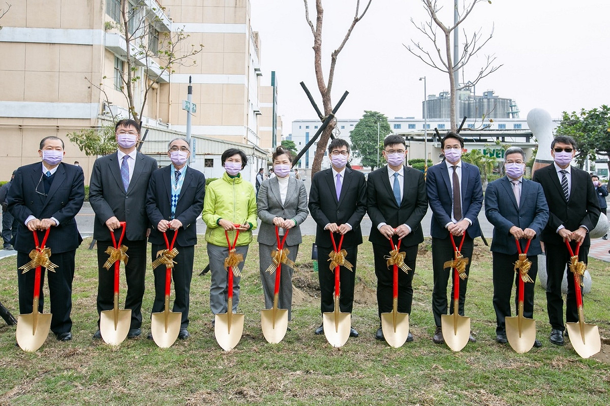 植樹展望經濟繁茂。 圖：高雄市政府提供