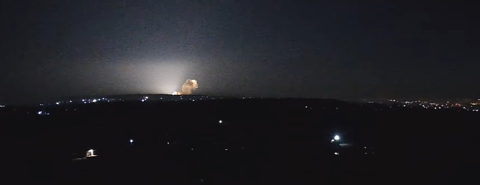 烏克蘭城市發生多起爆炸，被許多外媒捕獲，許多民眾紛紛將影片及圖片放上社群媒體。 圖：翻攝推特