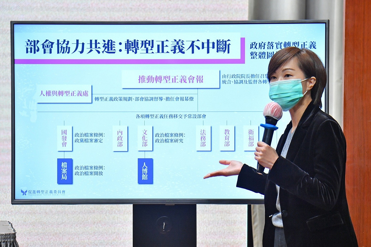 促轉會專任委員陳雨凡今（24）天在院會後記者會說明「促轉條例」第十一條之一、第十一條之二修正草案。 圖：行政院提供
