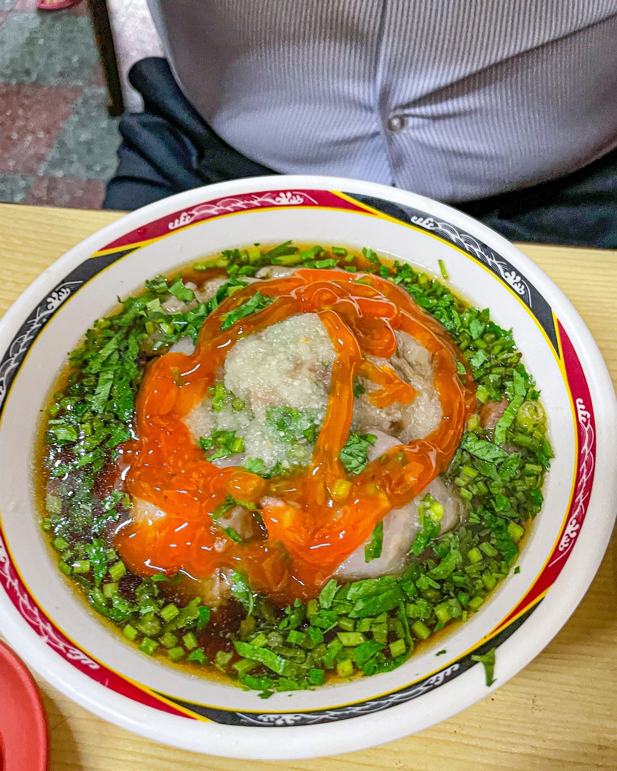 潘孟安曬照挺香菜，但襯衫上那顆釦子卻讓大家都歪樓。 圖：取自潘孟安臉書