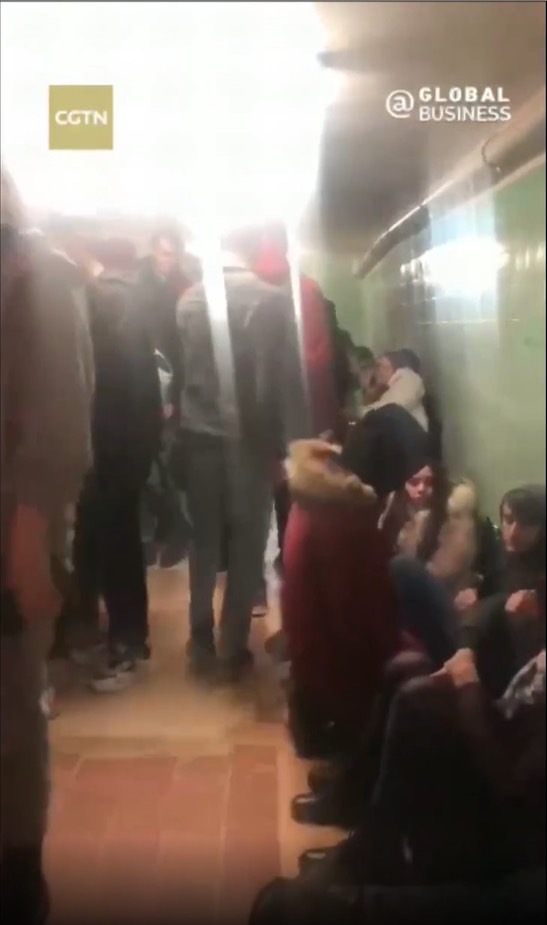 中國一位在烏克蘭哈爾科夫市的留學生張銘航，拍攝烏克蘭哈爾科夫的學校防空洞內情況。 圖：擷取自《中國環球電視網》（CGTN）影片