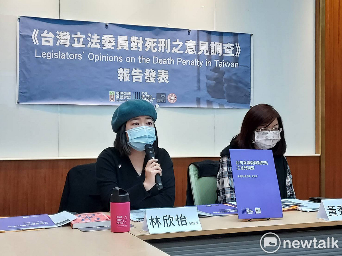 《台灣立法委員對死刑之意見調查》發表，廢死聯盟執行長林欣怡(左)、黃秀端出席。 圖：陳佩君/攝