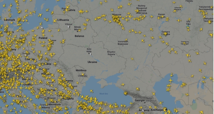 來自飛行跟踪服務 Flightradar24 的最新圖像顯示，烏克蘭和俄羅斯西部上空大部分空域，該地區的飛機避開邊境地區。 圖 : 翻攝自Flightradar 24
