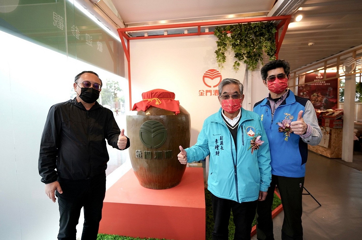 史哲、李增財、黃怡凱（左至右）與500公升大酒罈。 圖：金酒公司提供