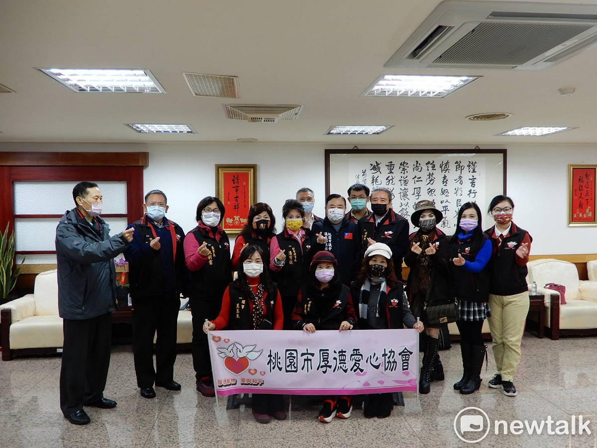 桃園市厚德愛心協會前往議會拜會議長邱奕勝。 圖：林昀真／攝