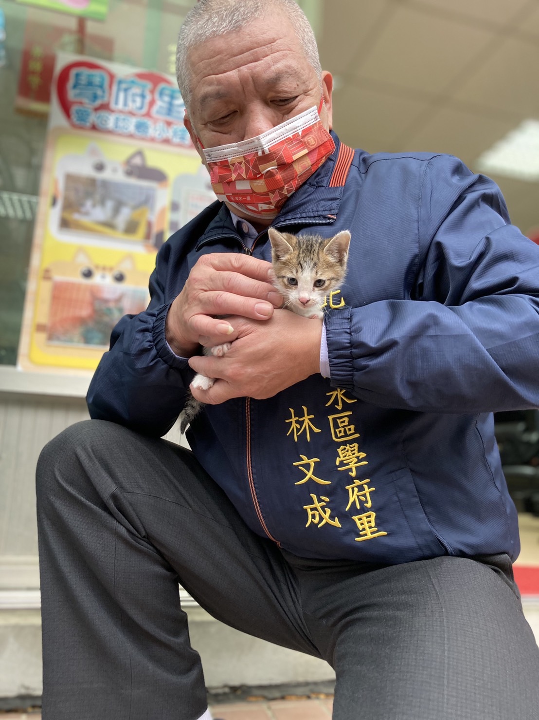 淡水區學府里長林文成與待認養小貓。 圖：新北市動保處提供