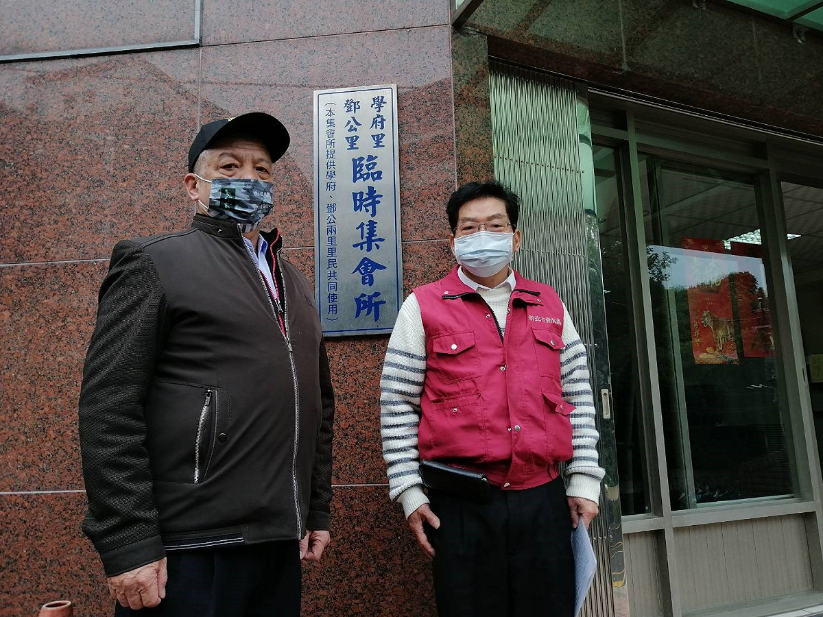 學府里長林文成(左)及淡水動物之家獸醫彭明發於將要設置毛寶貝愛心認養小棧的集會所商討配合事宜。 圖：新北市動保處提供