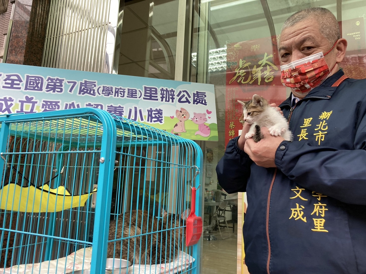 里長林文成與認養小棧合照，歡迎里民前來認養。 圖：新北市動保處提供