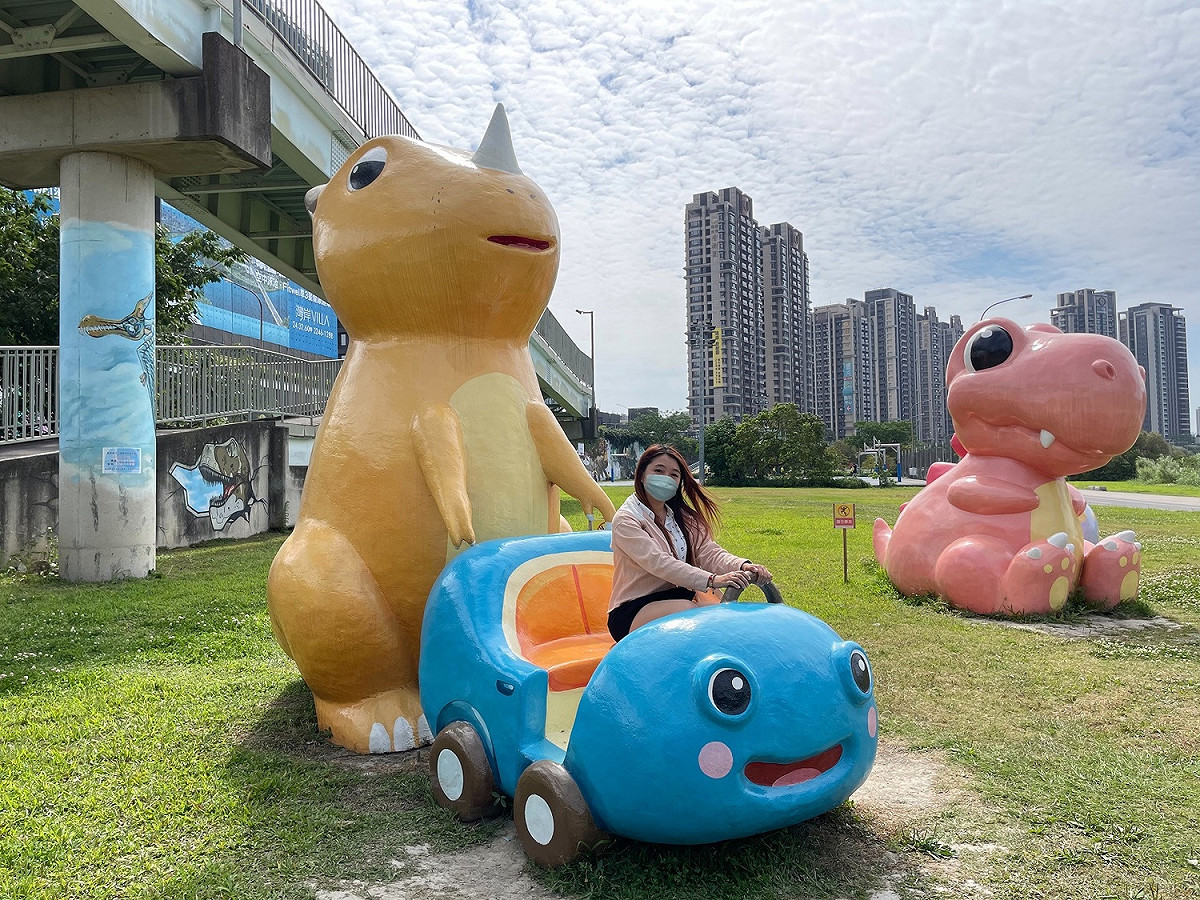 與俏皮可愛的恐龍開車出遊。 圖：新北市水利局提供