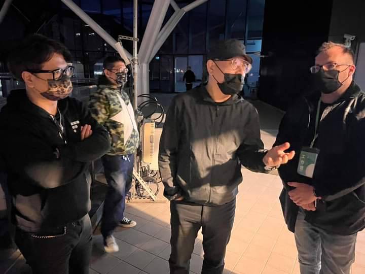 史哲(右二)與intel國際團隊討論。 圖：翻攝史哲臉書