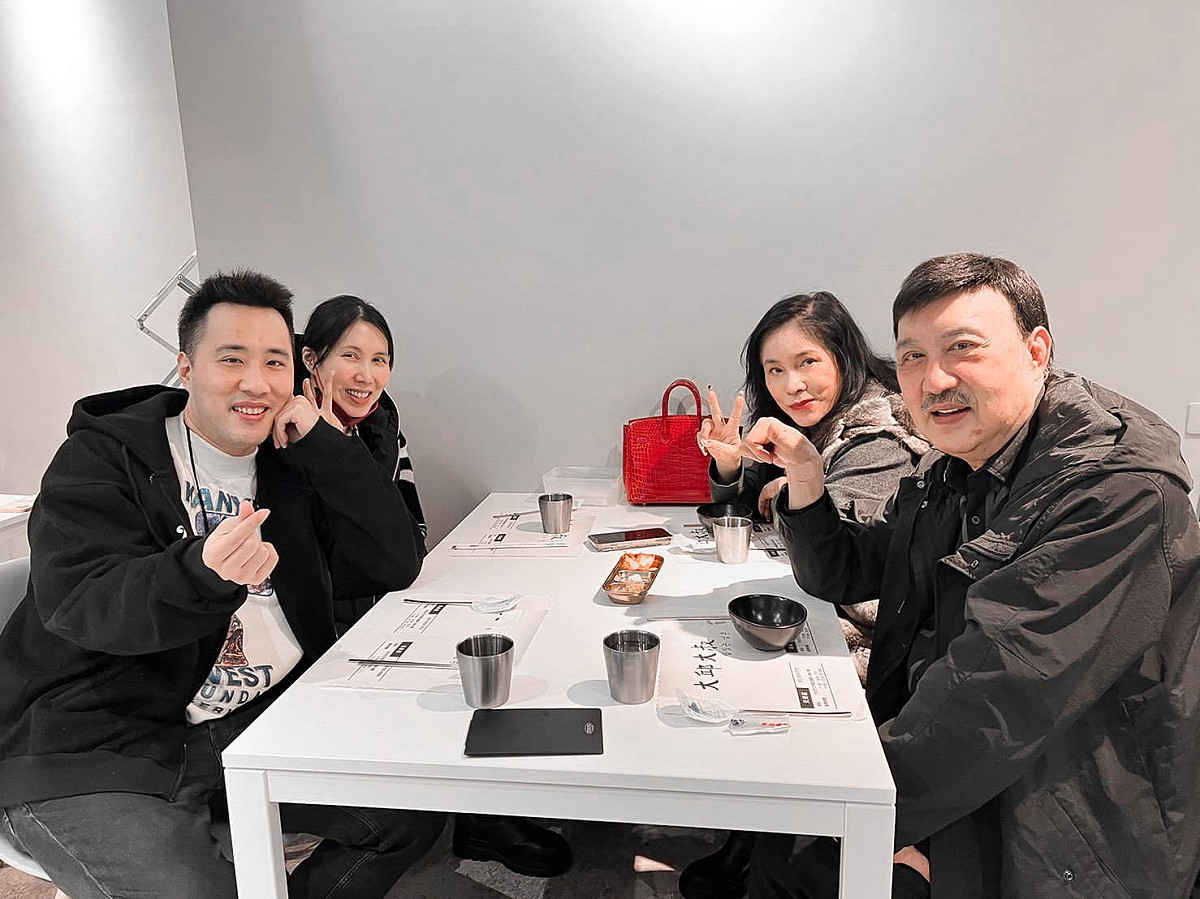 余苑綺(左2)久違和家人外出用餐，開心地對鏡頭比出YA。 圖：翻攝自余苑綺臉書