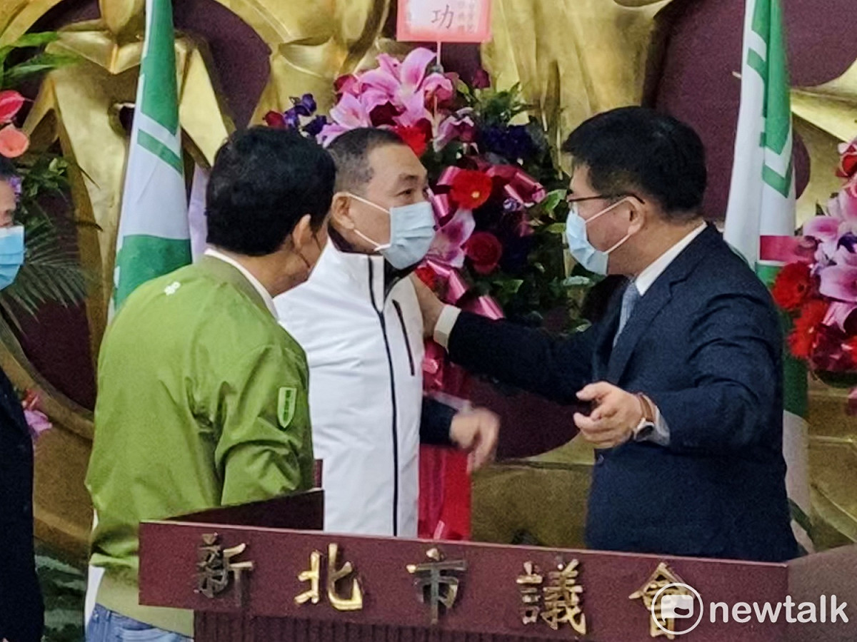 新北市長侯友宜與前交通部長林佳龍打招呼。 圖：周煊惠 / 攝
