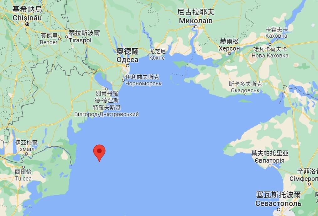 烏克蘭茲梅伊內島(Zmiinyi)(標記點處)13守軍傳拒絕向俄軍投降，遭全數殲滅。 圖：翻攝Google Map