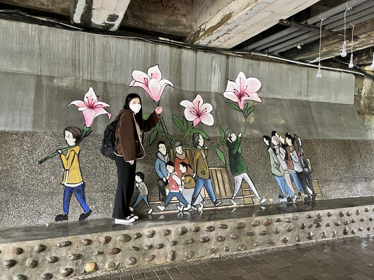 萬里花聚落沿途可見杜鵑彩繪。 圖：新北市觀旅局提供