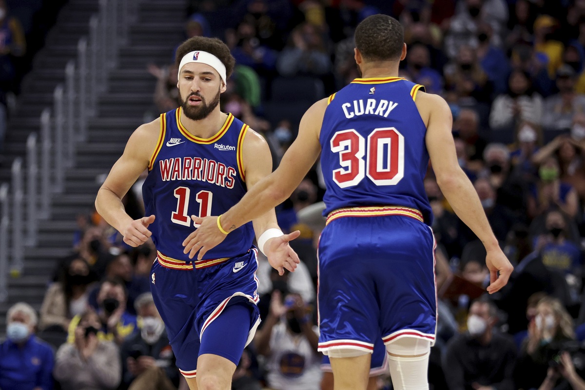 「浪花兄弟」Stephen Curry和Klay Thompson攜手拿下比賽。 圖／美聯社／達志影像
