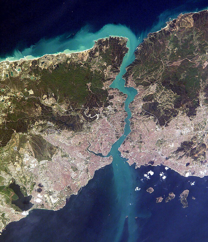 烏克蘭已要求土耳其關閉博斯普魯斯海峽和達達尼爾海峽，以禁止俄羅斯戰艦進入。圖為博斯普魯斯海峽。 圖：翻攝維基百科/公有領域