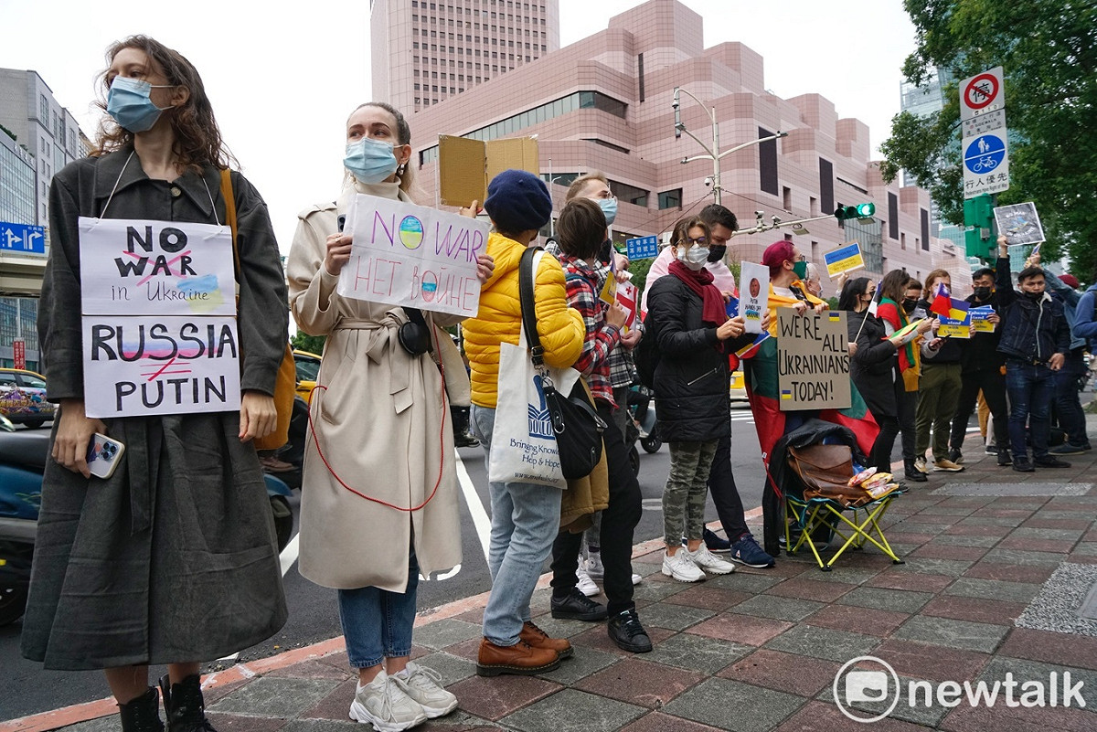 旅台烏克蘭人、俄羅斯人和其他國家的斯拉夫人在莫北協駐台代表處外高舉「不要戰爭」、「俄羅斯不等於蒲亭」等標語反對蒲亭發動對烏克蘭的戰爭。 圖：張良一/攝
