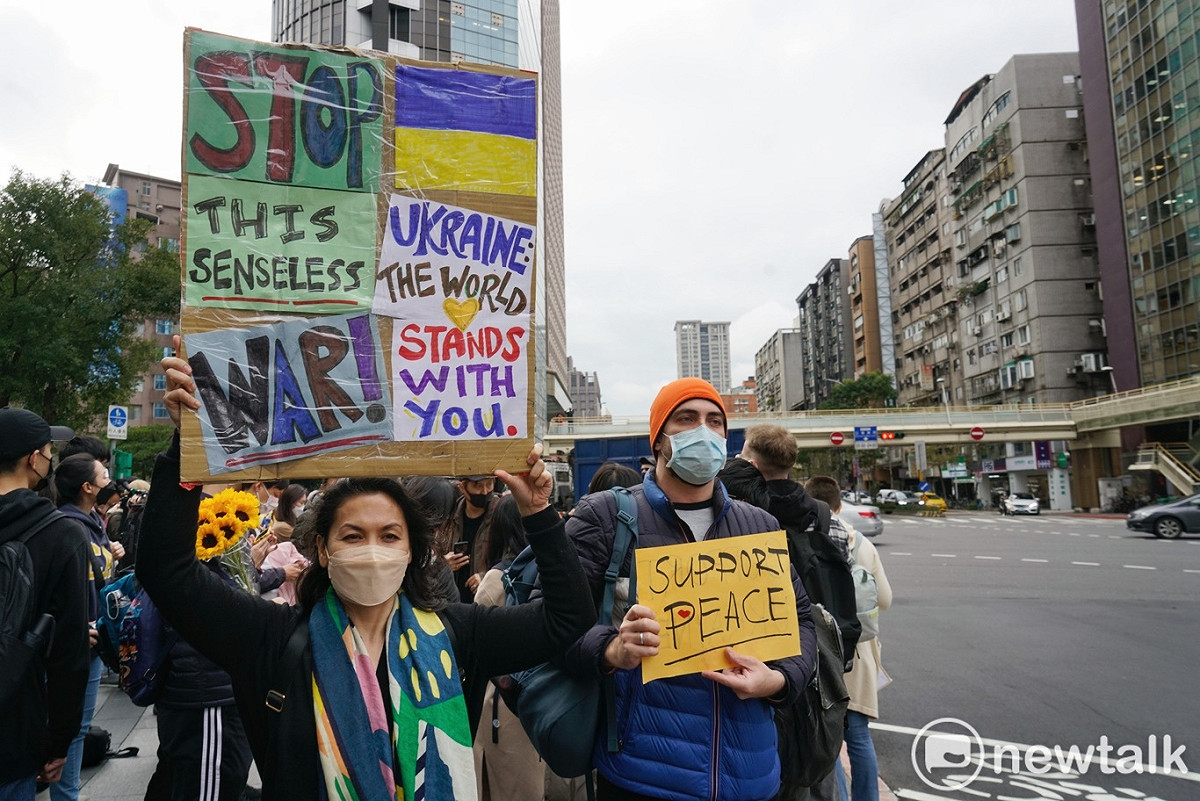 旅台烏克蘭人、俄羅斯人和其他國家的斯拉夫人在莫北協駐台代表處外高舉「不要戰爭」、「俄羅斯不等於蒲亭」等標語反對蒲亭發動對烏克蘭的戰爭。 圖：張良一/攝