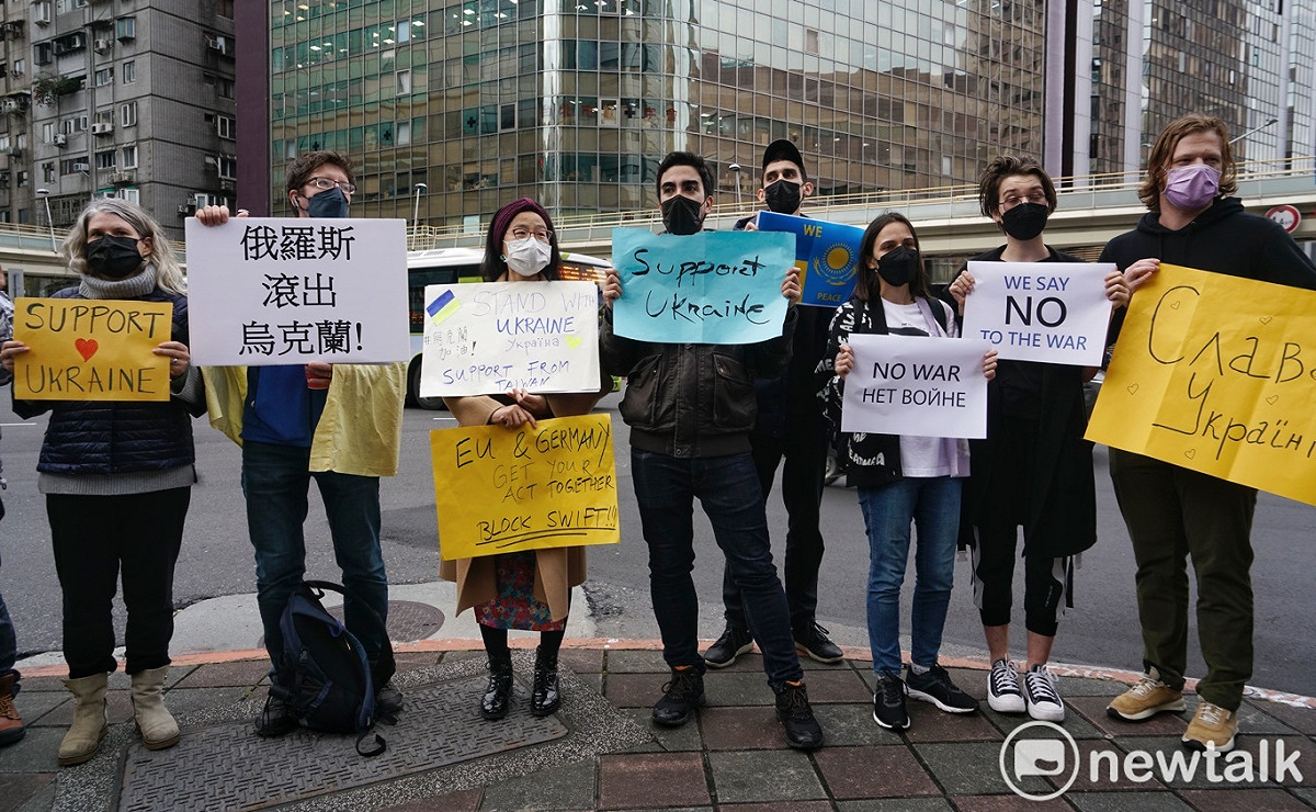 旅台烏克蘭人、俄羅斯人和其他國家的斯拉夫人在莫北協駐台代表處外高舉「不要戰爭」、「俄羅斯不等於蒲亭」等標語反對蒲亭發動對烏克蘭的戰爭。 圖：張良一/攝