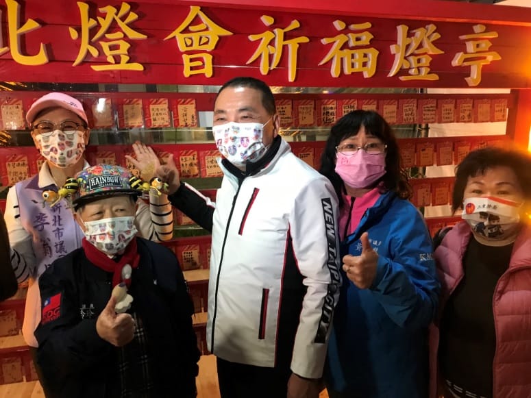 侯友宜在日本燈區掛上祈福卡，祈願新北安居樂業、遠離疫情，場面歡樂溫馨。 圖：新北市民政局提供