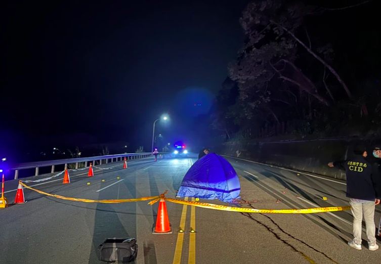 ▲台三線132.5公里南下車道，1名83歲黃姓老翁被發現倒臥在地，頭蓋骨破裂、腦漿溢出，身上還有輪胎印，有備輾壓的痕跡，疑似肇事逃逸釀悲劇。 圖／翻攝畫面