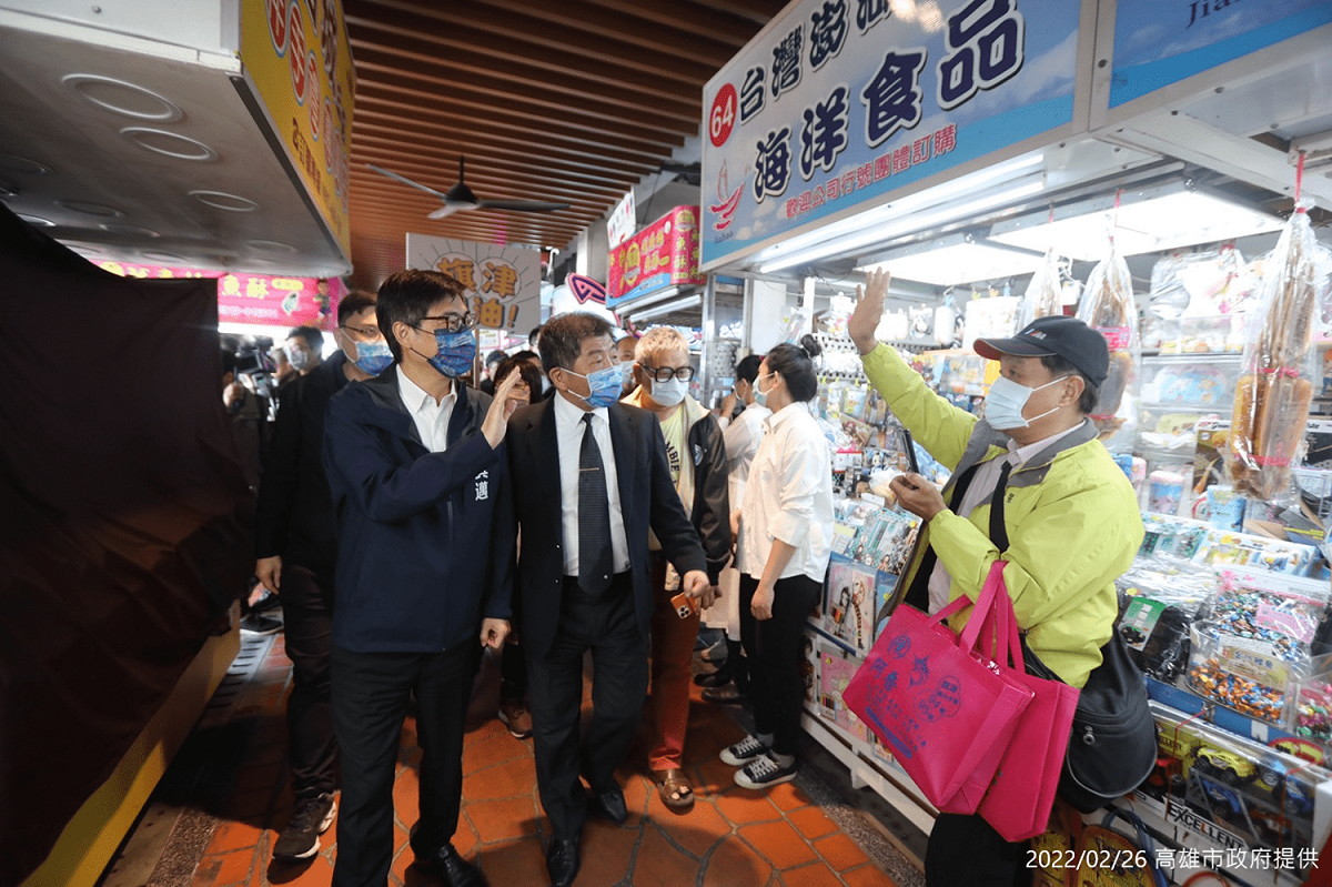 高雄市長陳其邁陪同衛福部陳時中部長逛旗津。 圖／高雄市政府提供