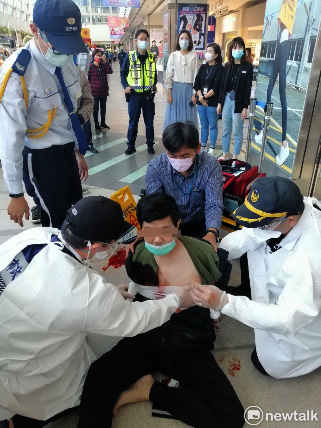 李姓男子自殘，警方到場處置。 圖：民眾提供