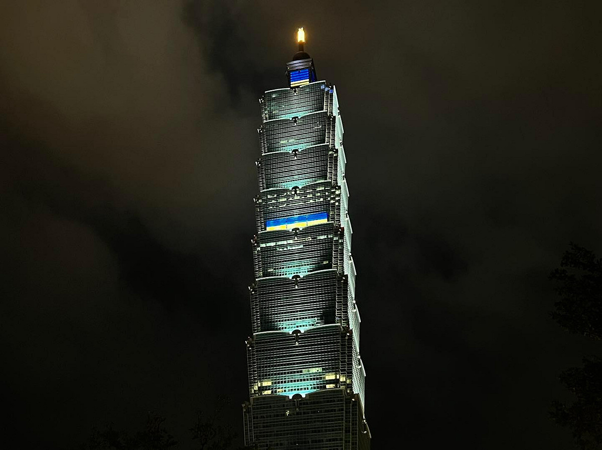 台北101今晚點燈秀烏克蘭國旗，為和平祈福。 圖：取自台北101臉書