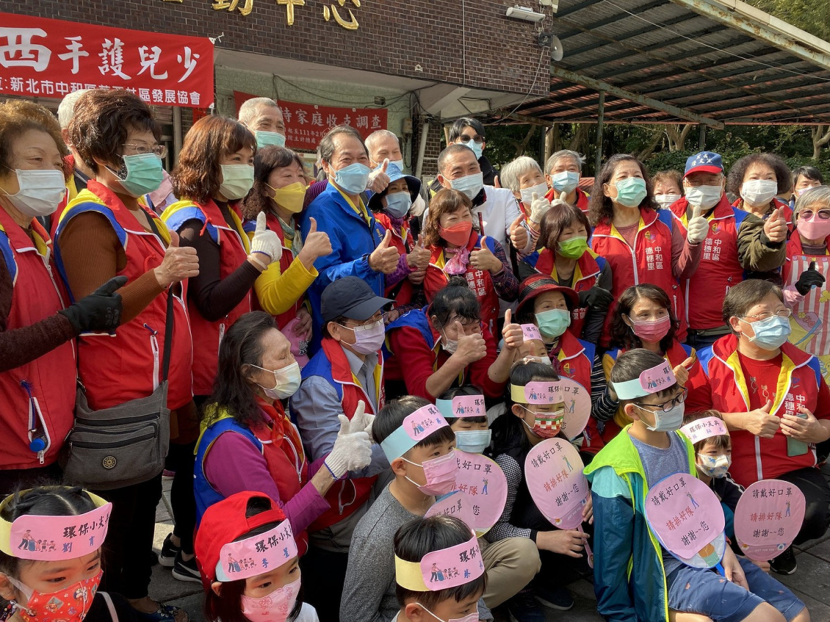協助資收活動的志工們及小朋友開心與侯友宜合影。