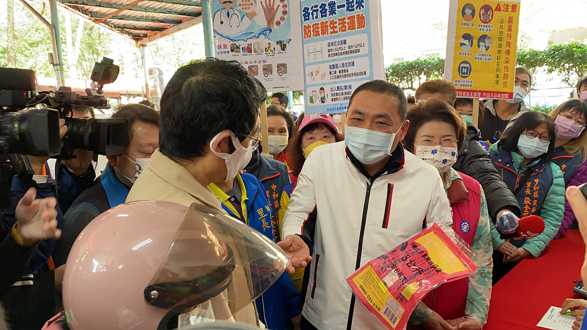 民眾以回收物兌換的點數換專用垃圾袋。