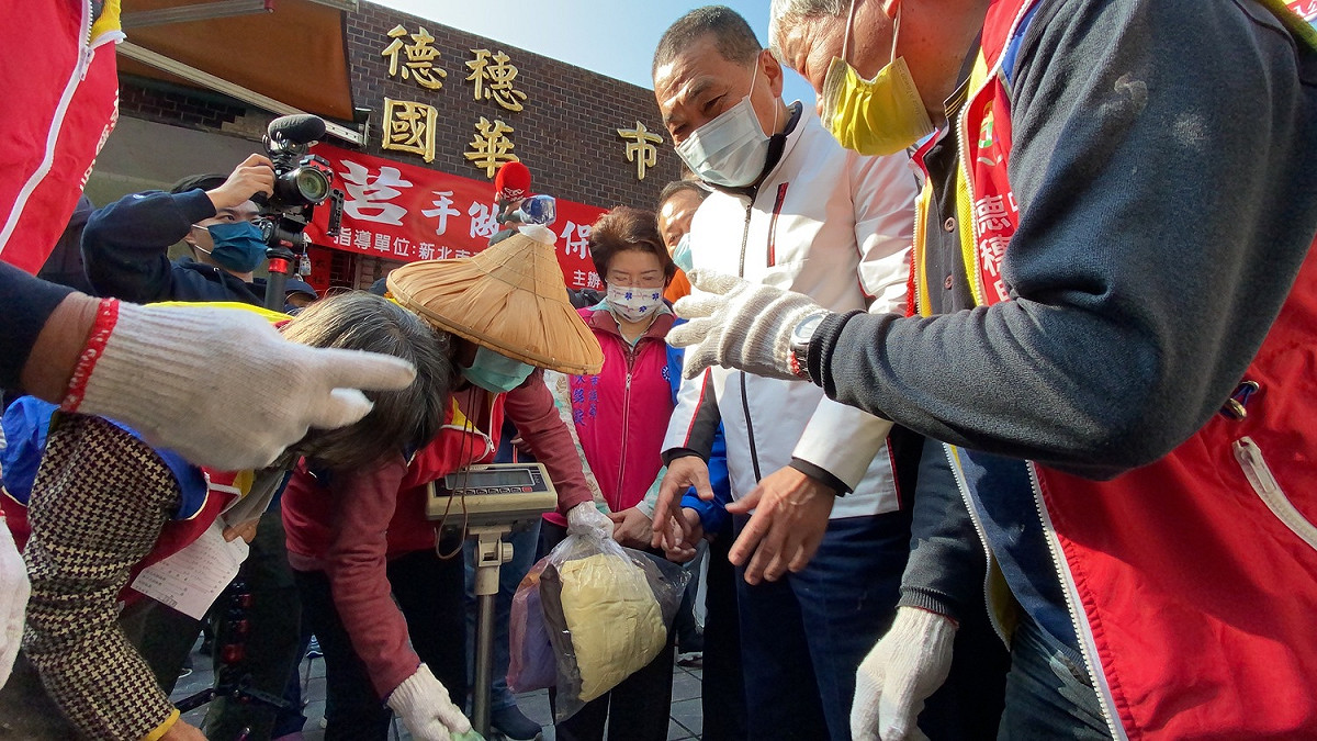 民眾帶舊衣服來黃金資收站回收集點。