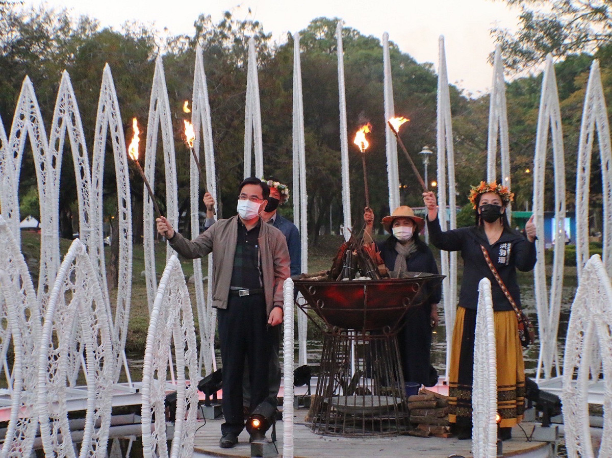 《南島之眼》導覽邀請夷將(左)等拿火把點亮燈飾。 圖：高雄市原民會提供