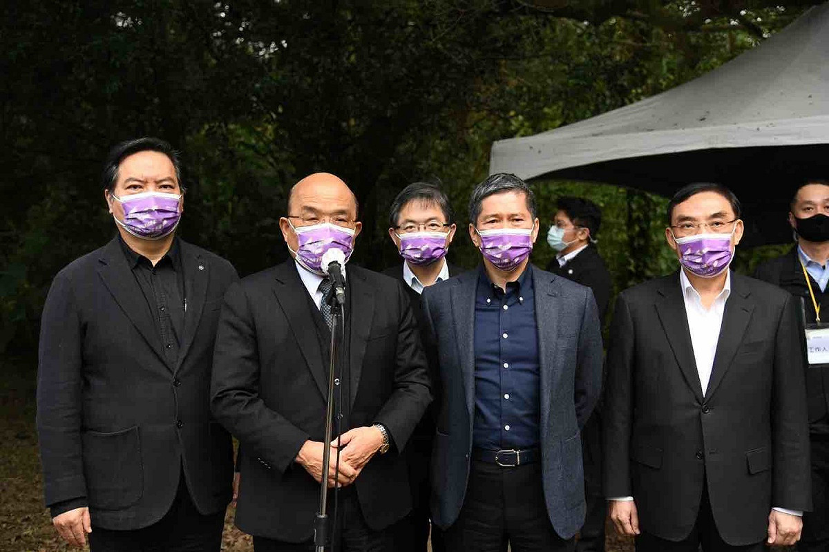 行政院長蘇貞昌今（27）日赴新北市訪視不義遺址「安康接待室」前受訪。 圖：行政院提供