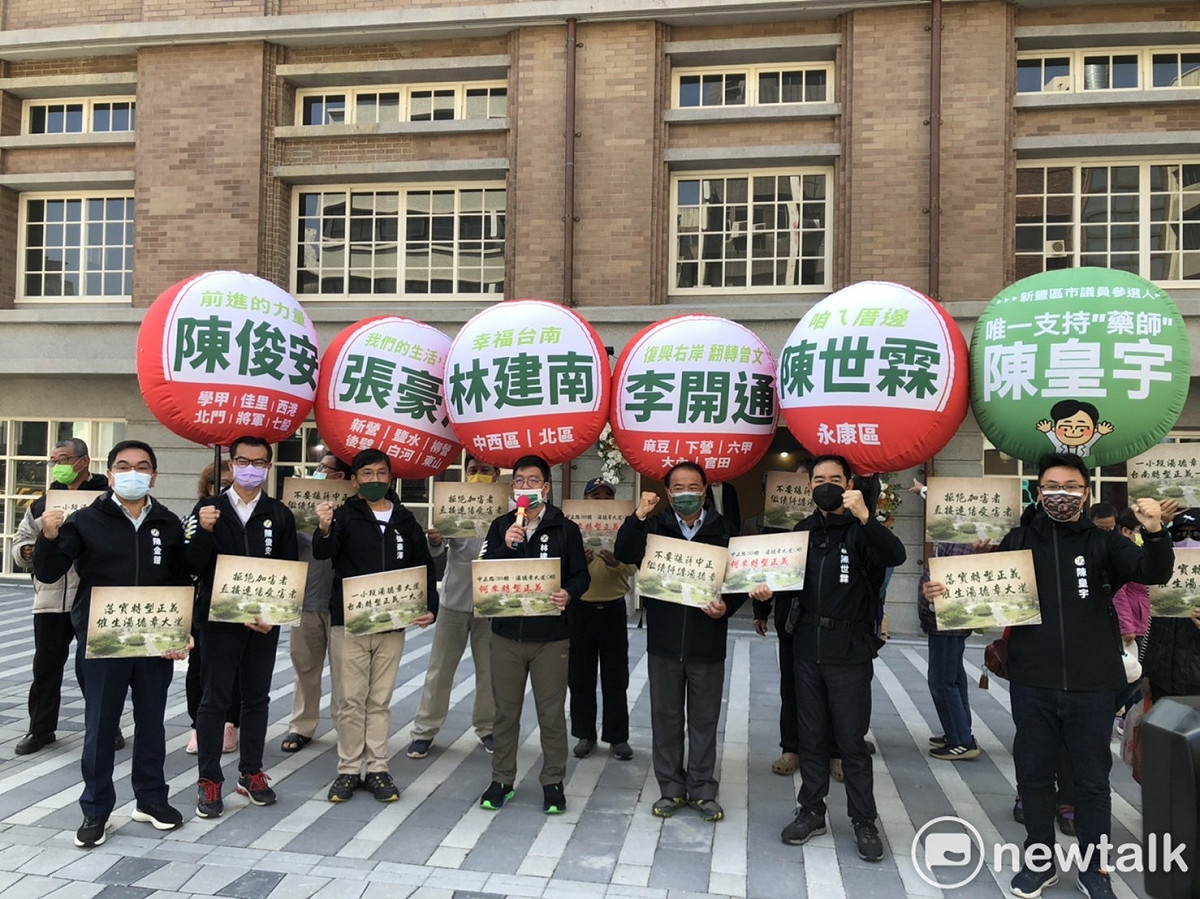 在228前夕，台南湧言會成員集結在中正路，齊聲呼籲台南市政府將中正路東側一小段，易名為湯德章紀念大道，讓台南的轉型正義能具體落實。 圖：黃博郎／攝