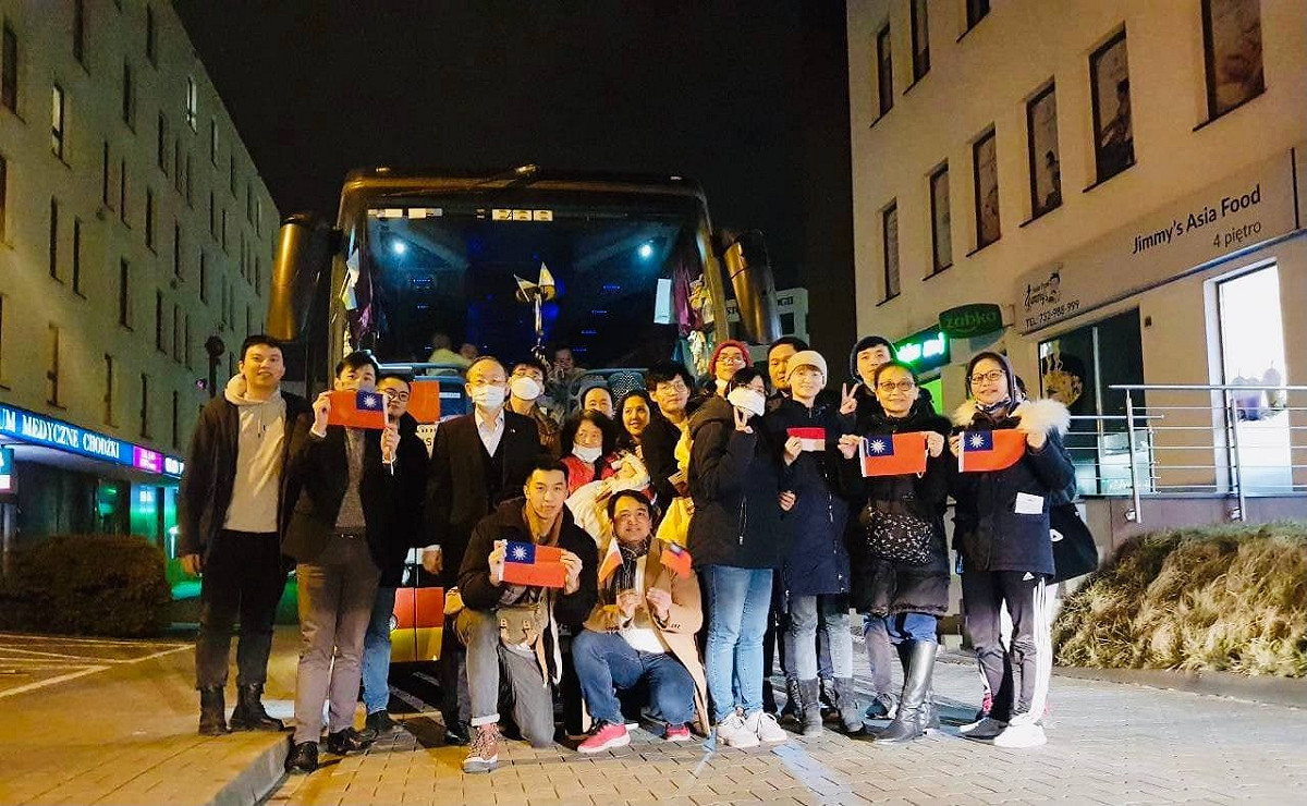 駐波蘭代表處陳龍錦大使（左四）與自烏克蘭撤離的我國僑胞合影。 圖：外交部提供