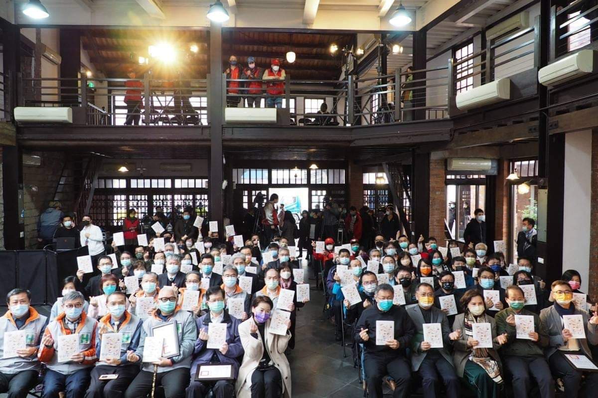 台北市政府24日召開記者會，宣布出版《堅韌的疫誌-台北市防疫紀實》。 圖：翻攝自黃珊珊臉書