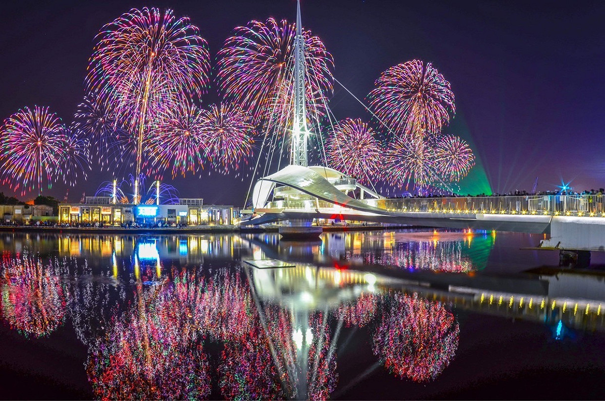 高雄燈會結合焰火美上加美。 圖：高雄市觀光局提供