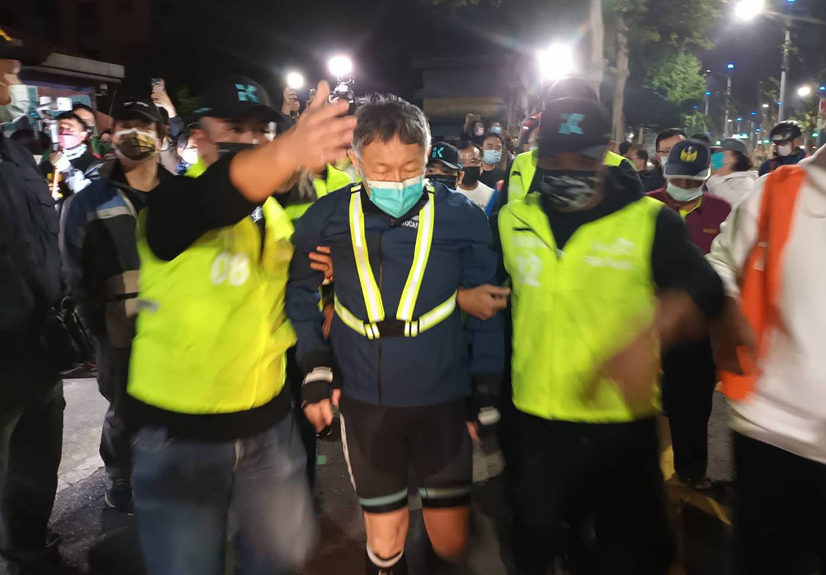 柯文哲(中)在攙扶下與支持群眾見面。 圖：孫家銘攝