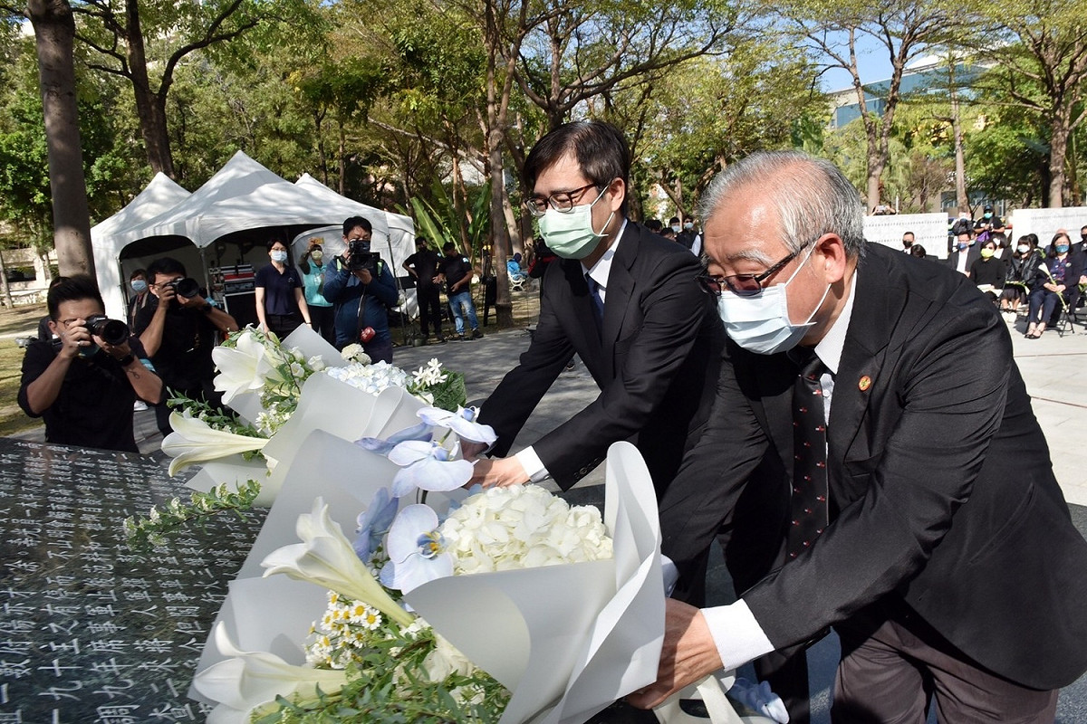 陳其邁(左)與高雄市228關懷協會理事長王文宏共同獻花。 圖：高雄市政府提供